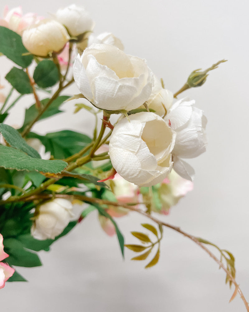 Valkoinen Provencen ruusu ja vihreitä lehtiä, osa Rivinin ReBloom-silkkikukkakimppua, valmistettu kierrätysmateriaaleista.