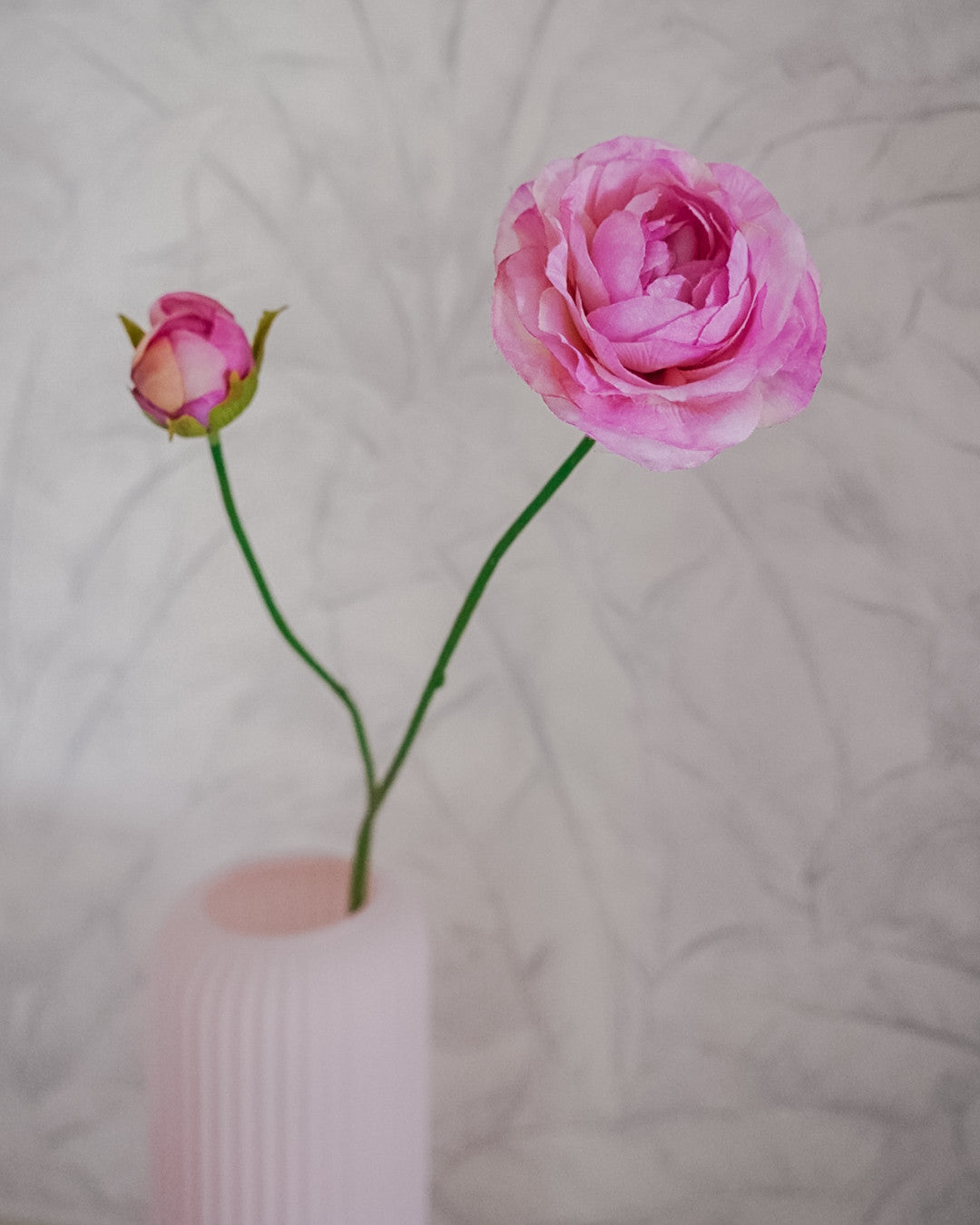 pinkki leinikki silkkikukka vaasissa