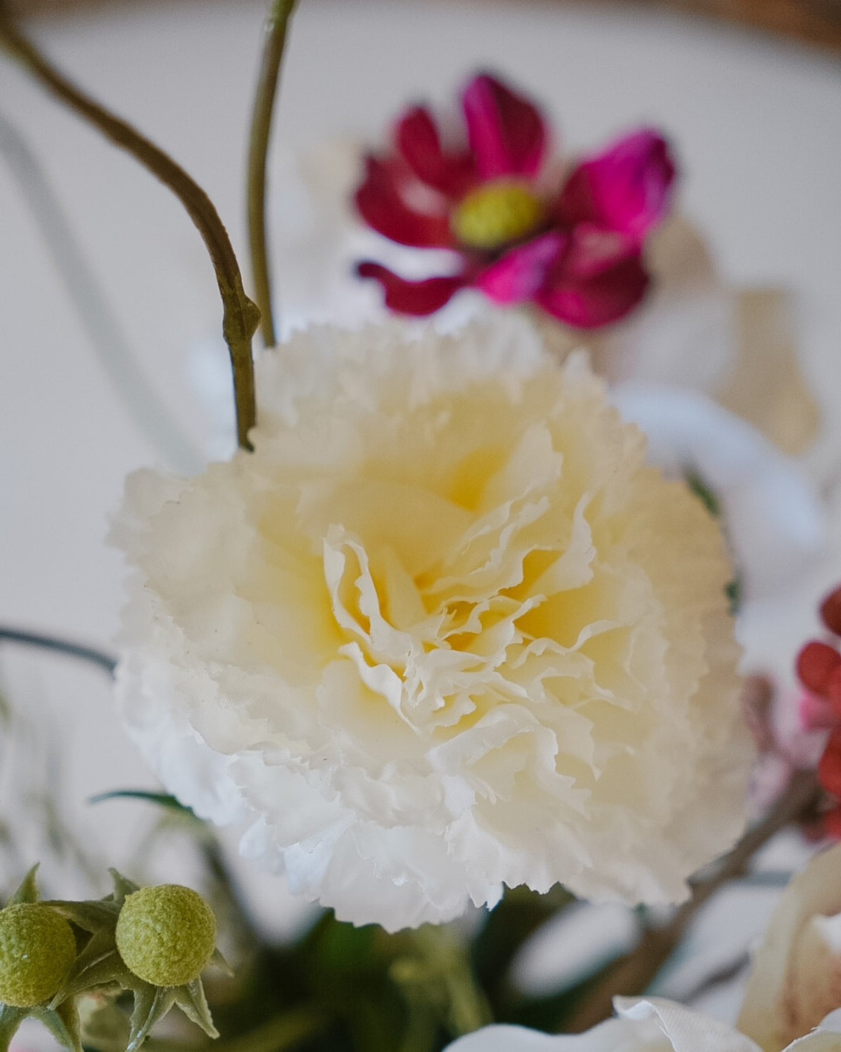 Close-up of white flowers and rose-toned details in the Saga bouquet