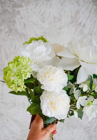 Valkoiset neilikat ja hortensia Alba-silkkikukkakimpussa