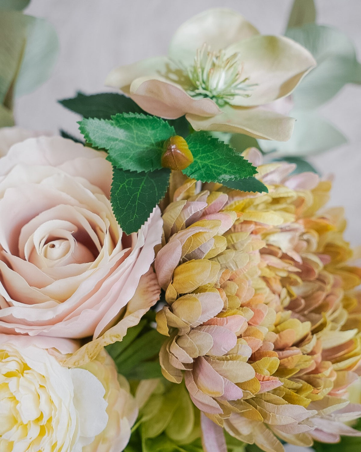 Camille-silkkikimpun ruusu, ranunculus ja krysanteemi lähikuvassa