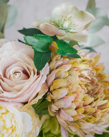 Camille-silkkikimpun ruusu, ranunculus ja krysanteemi lähikuvassa