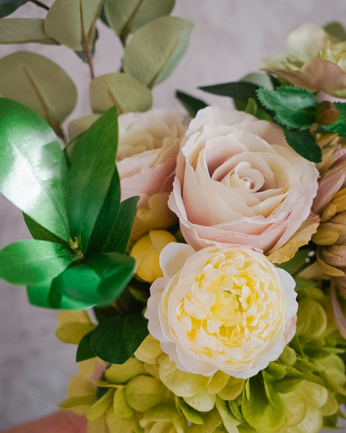 Camille-silkkikimpun vaaleanpunainen ruusu ja kermanvärinen ranunculus