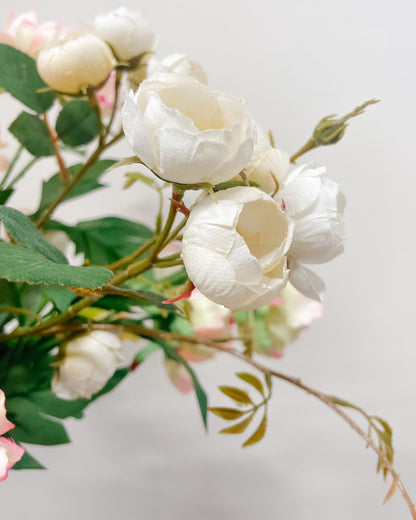 Valkoinen Provencen ruusu ja vihreitä lehtiä, osa Rivinin ReBloom-silkkikukkakimppua, valmistettu kierrätysmateriaaleista.