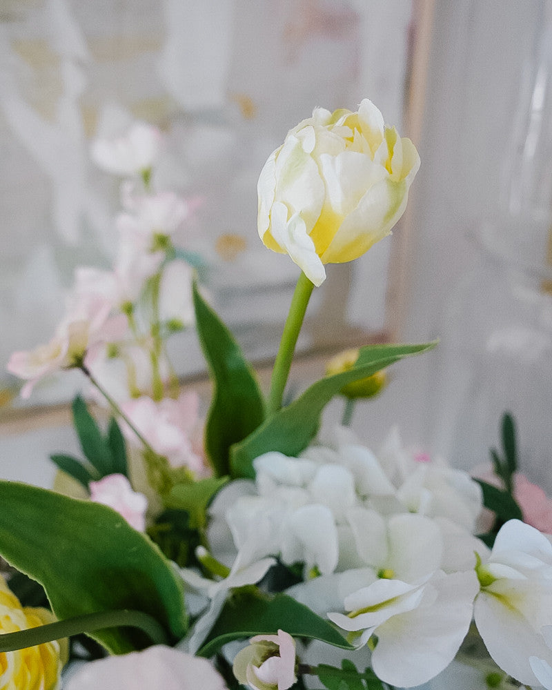 Valkoinen tulppaani ja vaaleat kukat silkkikukkakimpussa