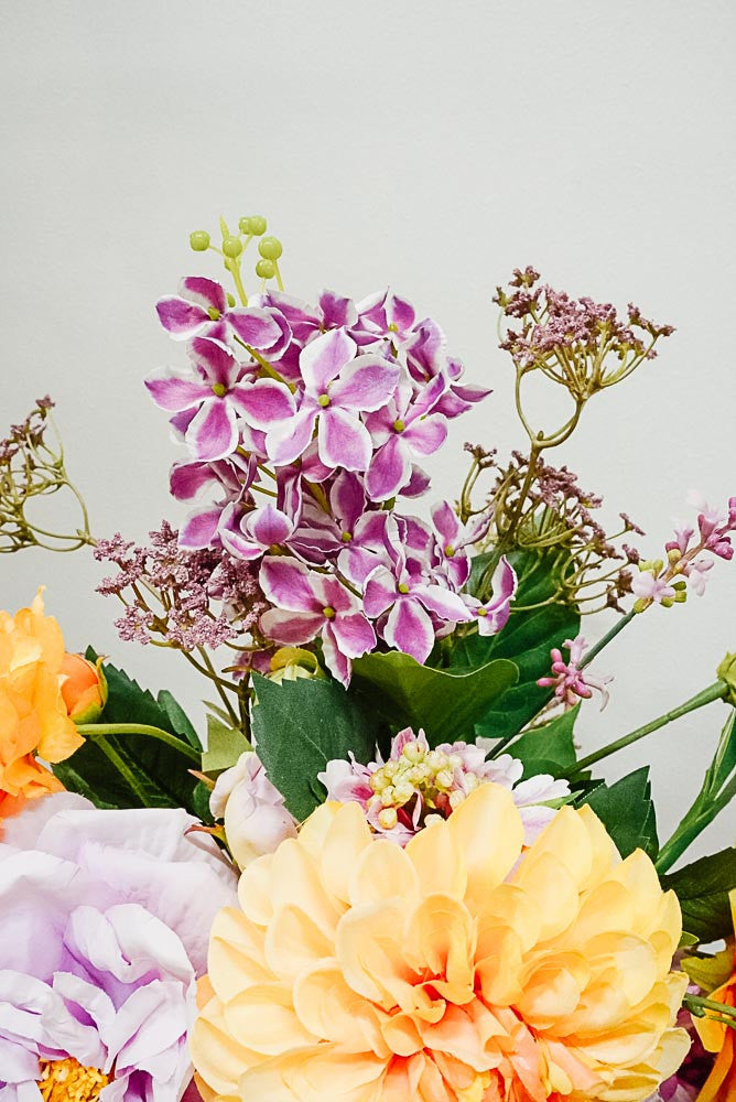 Luonnollinen ja kesäinen Apricot Meadow silkkikukkakimppu lähikuvassa