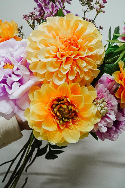 Keltaisia daalia silkkikukkia ja lila ruusu Apricot Meadow -kimpussa