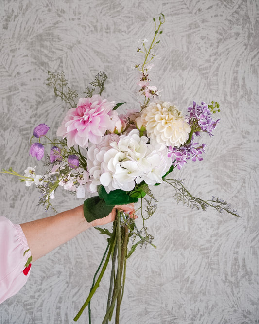 Lilac-silkkikukkakimppu lilan, pinkin, kerman ja valkoisen sävyissä.