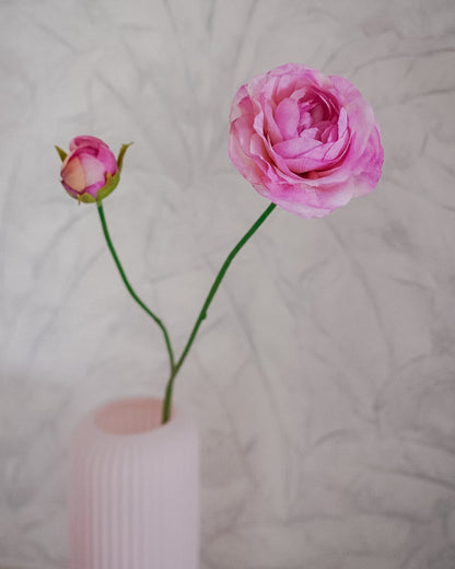 pinkki leinikki silkkikukka vaasissa