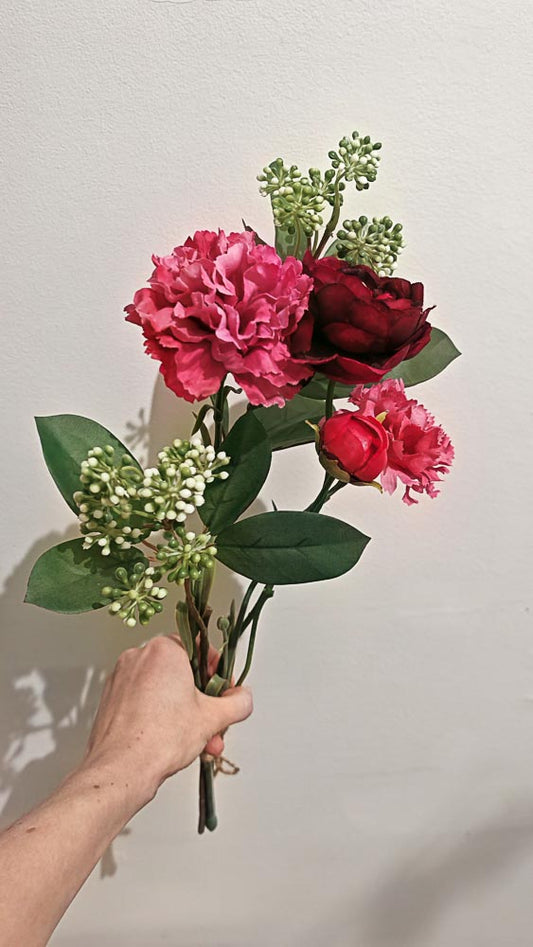 Ruby-silkkikukkakimppu pienessä maljakossa