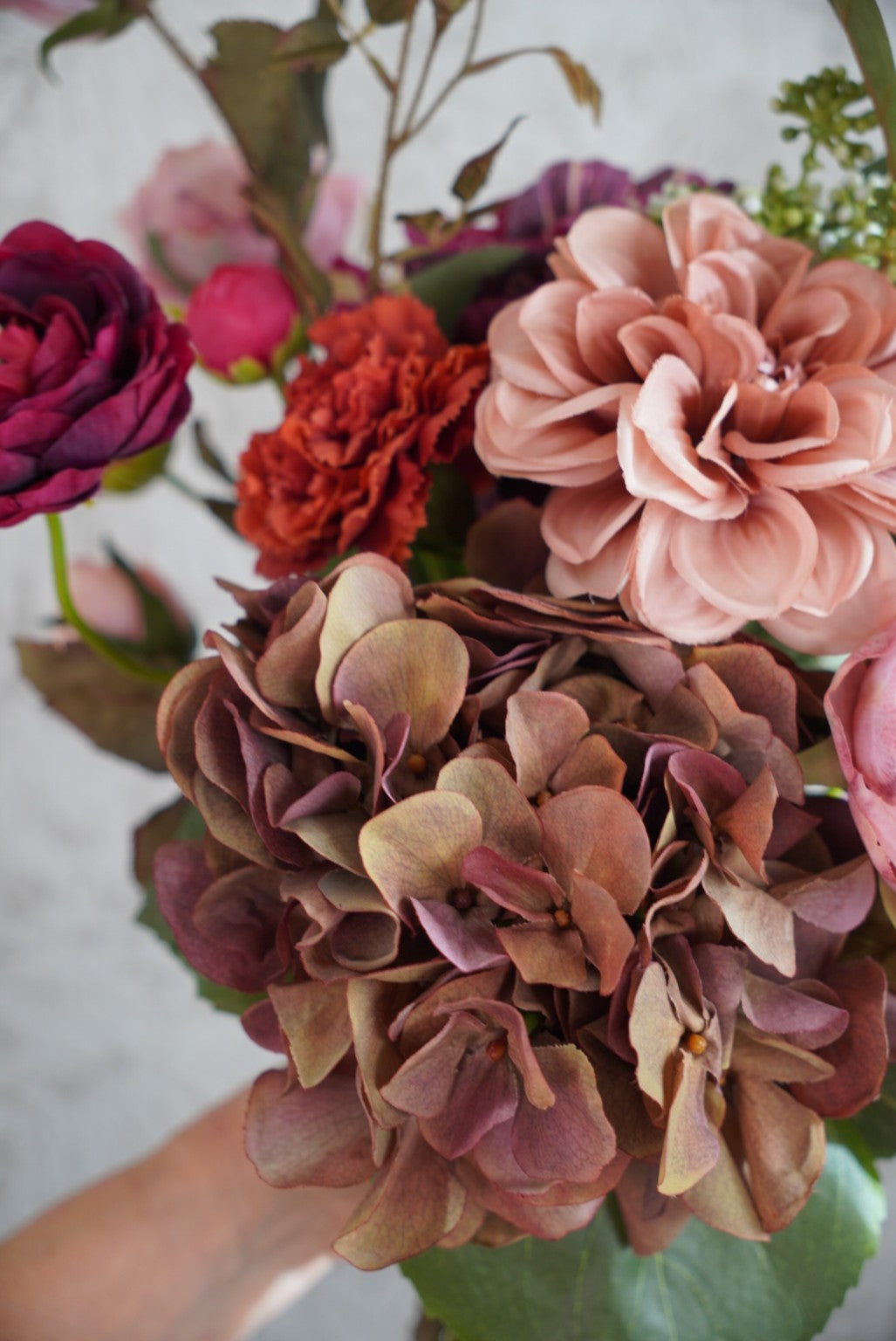 Pronssinsävyinen hortensia, daalia ja neilikka Sienna-silkkikukkakimpussa
